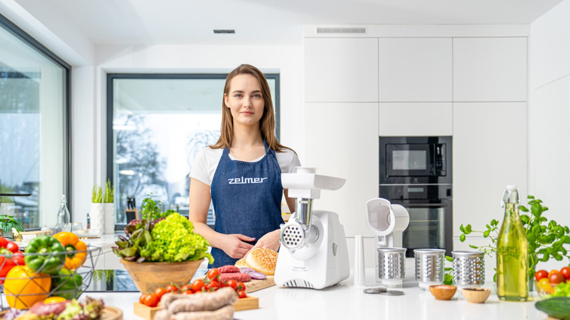 Profesjonalna sesja produktowa AGD Zelmer z modelką w kuchni - lifestyle photography sprzętu kuchennego