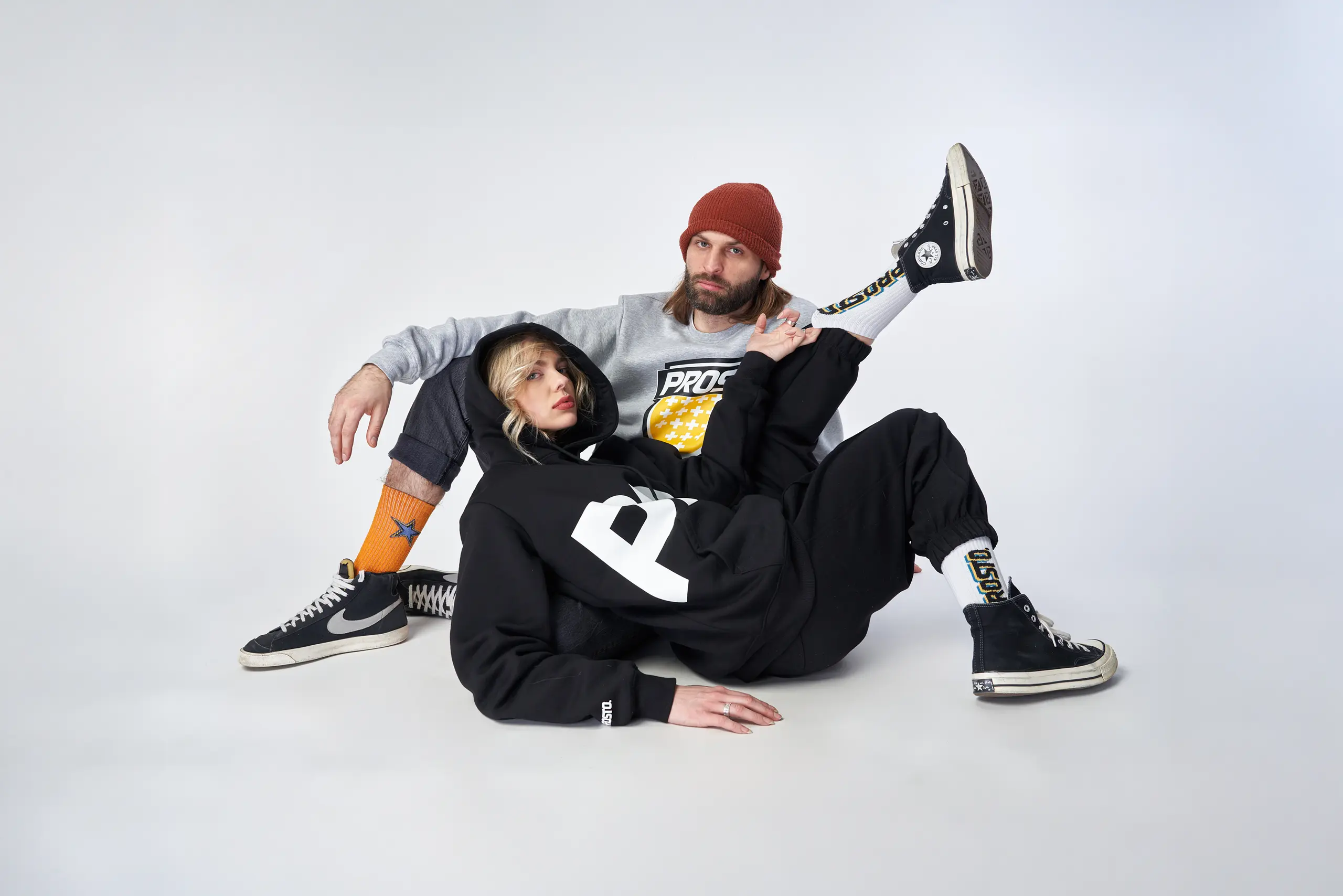 Packshot – zdjęcie produktowe z kampanii Prosto, modele w streetwearowych stylizacjach na białym tle | Packshot Warszawa